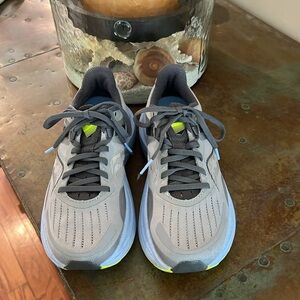 Saucony Women’s Tempus Sneaker
Original Box